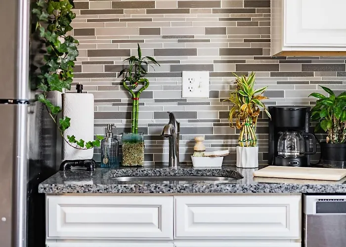 Jungle House Luxury Homes - Downtown Short North - Steps To Convention Center & Nationwide Arena - Sleeps Up To 11 - Free Parking - Over 5,800 Five Stars