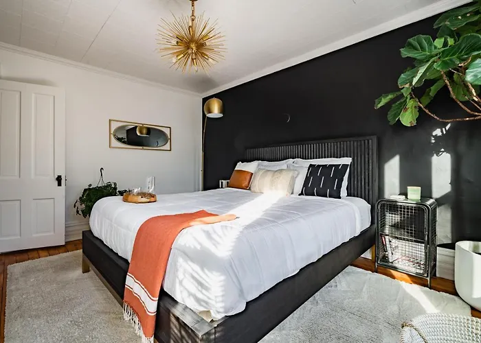 Jungle House Luxury Homes - Downtown Short North - Steps To Convention Center & Nationwide Arena - Sleeps Up To 11 - Free Parking - Over 5,800 Five Stars Holiday home Columbus