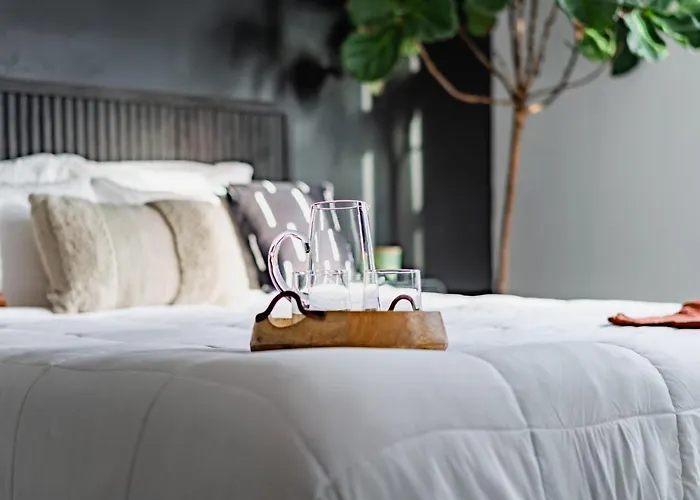 Jungle House Luxury Homes - Downtown Short North - Steps To Convention Center & Nationwide Arena - Sleeps Up To 11 - Free Parking - Over 5,800 Five Stars Holiday home Columbus