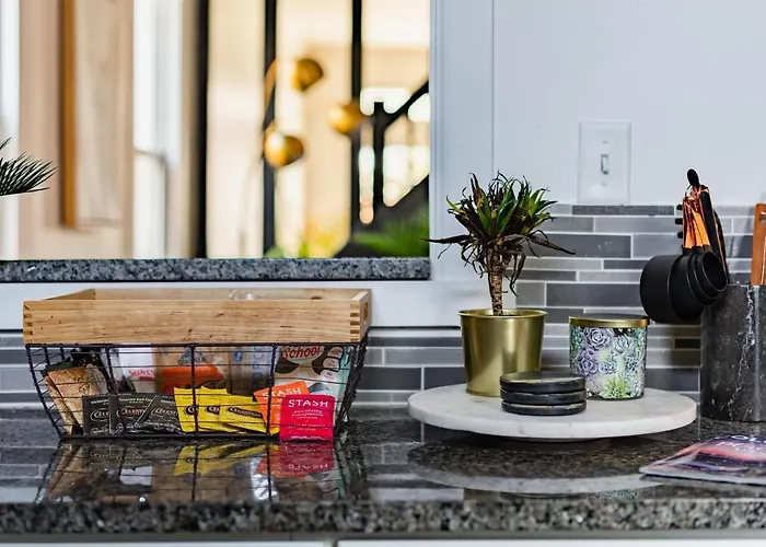 Jungle House Luxury Homes - Downtown Short North - Steps To Convention Center & Nationwide Arena - Sleeps Up To 11 - Free Parking - Over 5,800 Five Stars Holiday home *