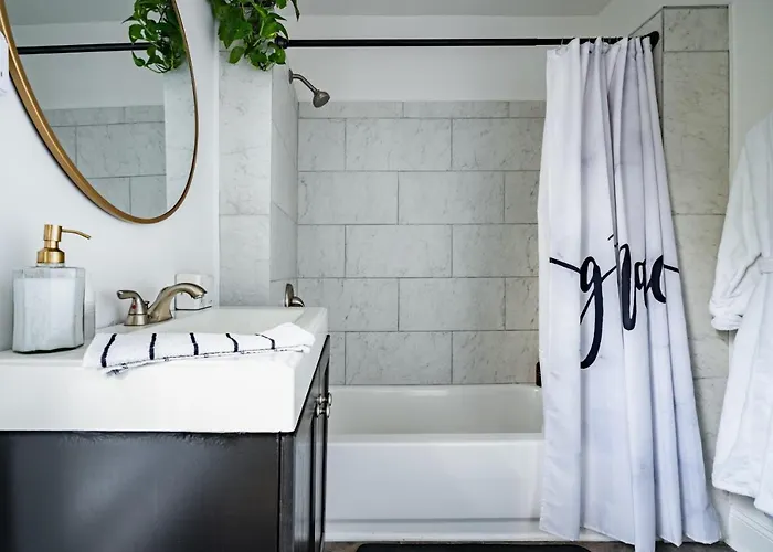 Jungle House Luxury Homes - Downtown Short North - Steps To Convention Center & Nationwide Arena - Sleeps Up To 11 - Free Parking - Over 5,800 Five Stars Holiday home *
