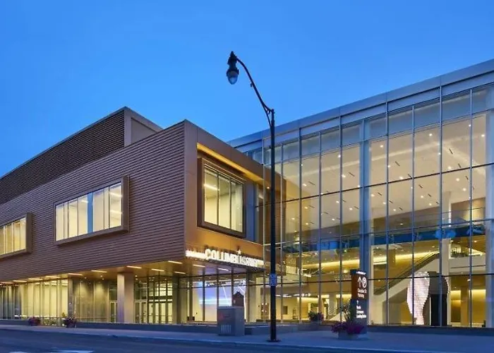 Jungle House Luxury Homes - Downtown Short North - Steps To Convention Center & Nationwide Arena - Sleeps Up To 11 - Free Parking - Over 5,800 Five Stars *